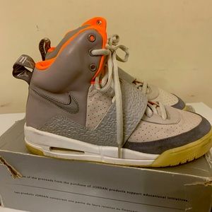 Grey Glow in the dark Yeezy size 8.5